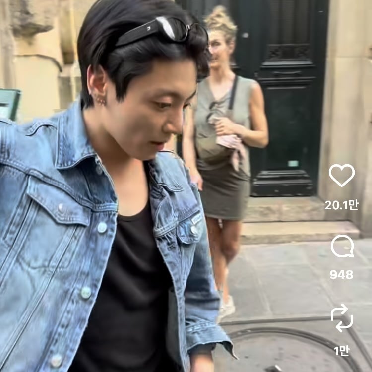 BTS 정국, 파리서 밥 먹고 나오는데…팬들이 바글바글 ‘손인사’ 툭