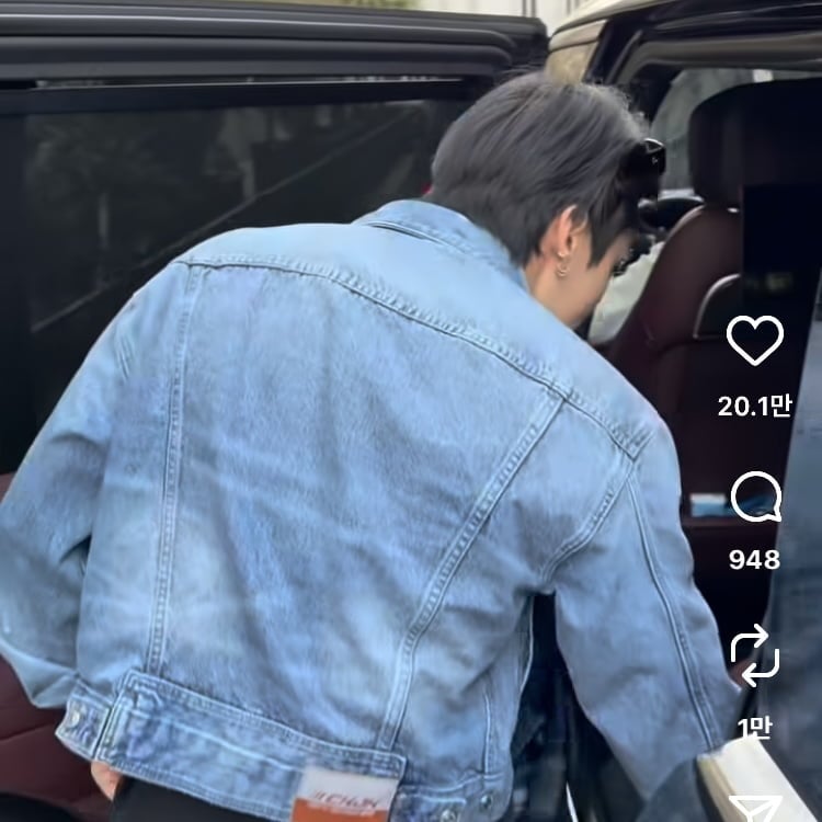 BTS 정국, 파리서 밥 먹고 나오는데…팬들이 바글바글 ‘손인사’ 툭