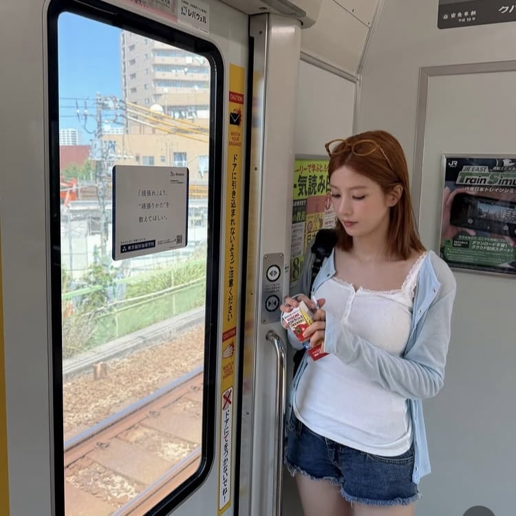 권은비, 다이어트 심하게 했나…일본서 뼈말라+젓가락 몸매