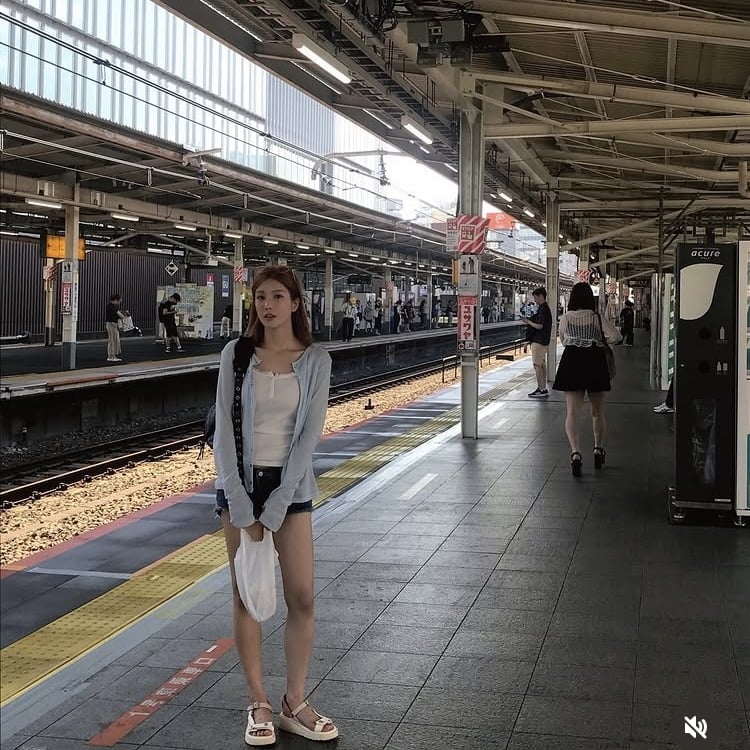 권은비, 다이어트 심하게 했나…일본서 뼈말라+젓가락 몸매