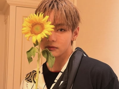 BTS 뷔, 햬바라기 같은 남자…눈빛은 그윽해