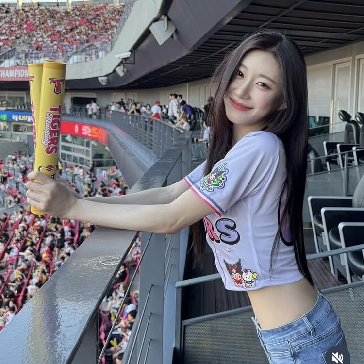채령, 프링글스 다 못 먹는다더니…뼈말라+개미허리 인증