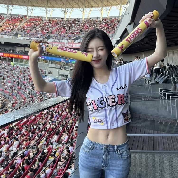 채령, 프링글스 다 못 먹는다더니…뼈말라+개미허리 인증