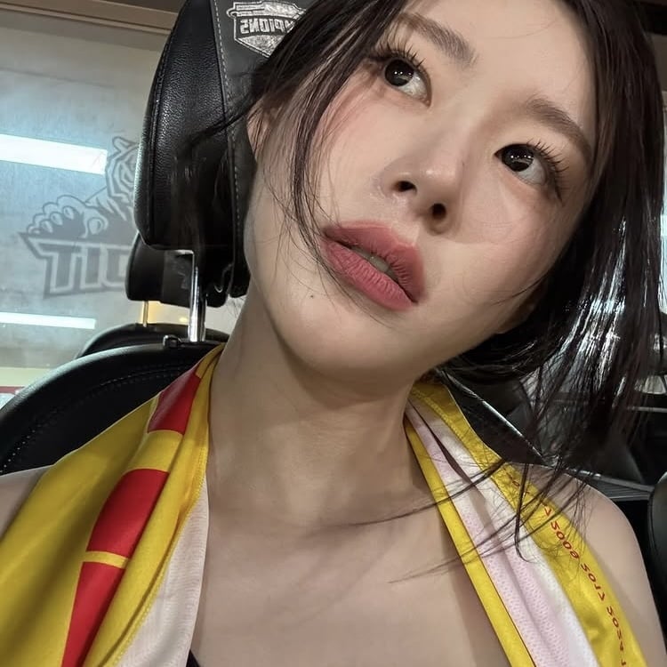 채령, 프링글스 다 못 먹는다더니…뼈말라+개미허리 인증