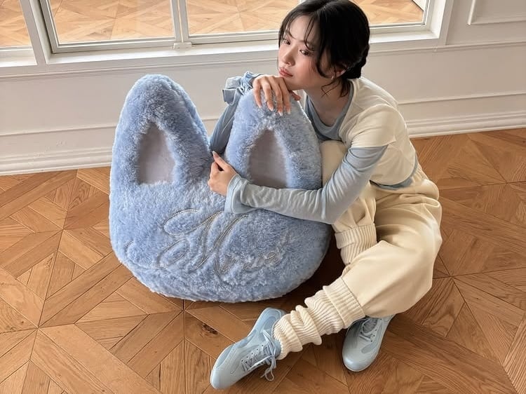 있지 류진, 몸보다 큰 쿠션 안고…애착 고양이 인증