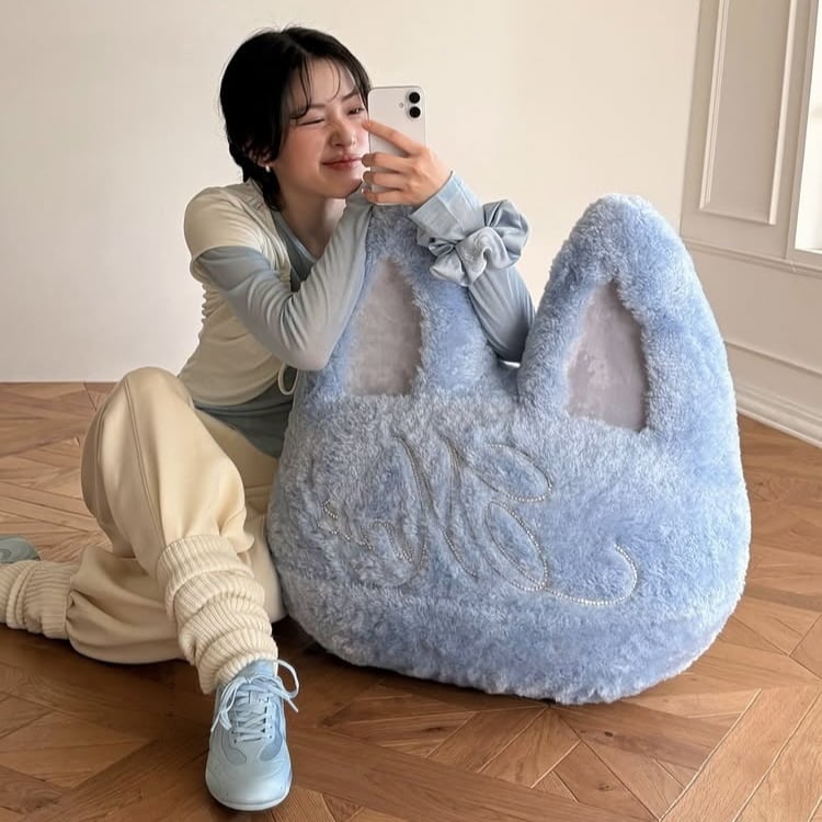 있지 류진, 몸보다 큰 쿠션 안고…애착 고양이 인증