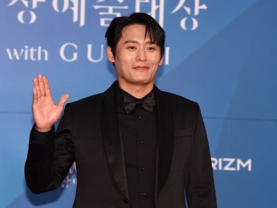 아이유 이어 소지섭까지 만나더니 대박 터졌다…믿고 보는 배우 최대훈, 열일행보