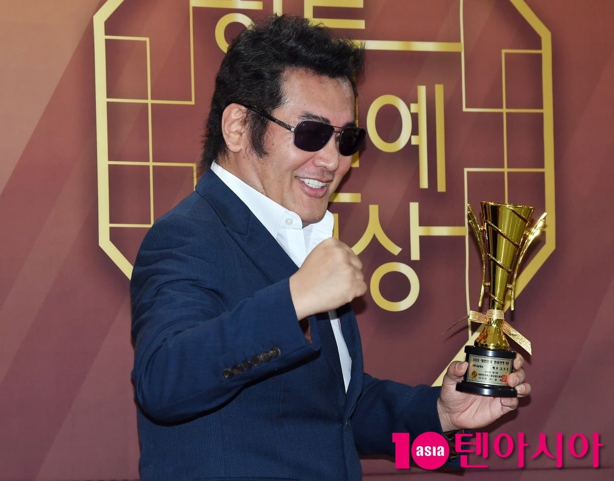 배우 김보성이 취재진 앞에서 포즈를 취하고 있다. / 사진=텐아시아DB