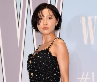 화사, 무릎에 피 흐르는데…싸이 '흠뻑쇼'서 부상 투혼