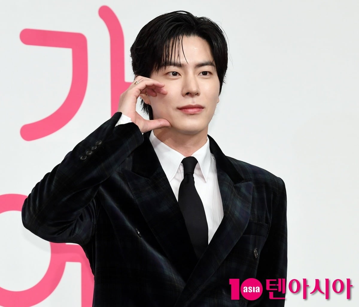 배우 홍종현이 하트 포즈를 취하고 있다. / 사진=텐아시아DB