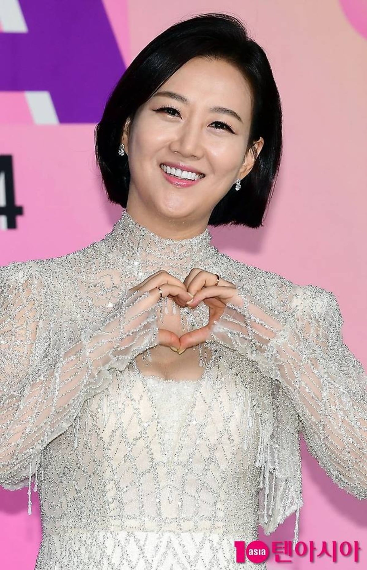 가수 장윤정이 취재진 앞에서 포즈를 취하고 있다. / 사진=텐아시아 DB