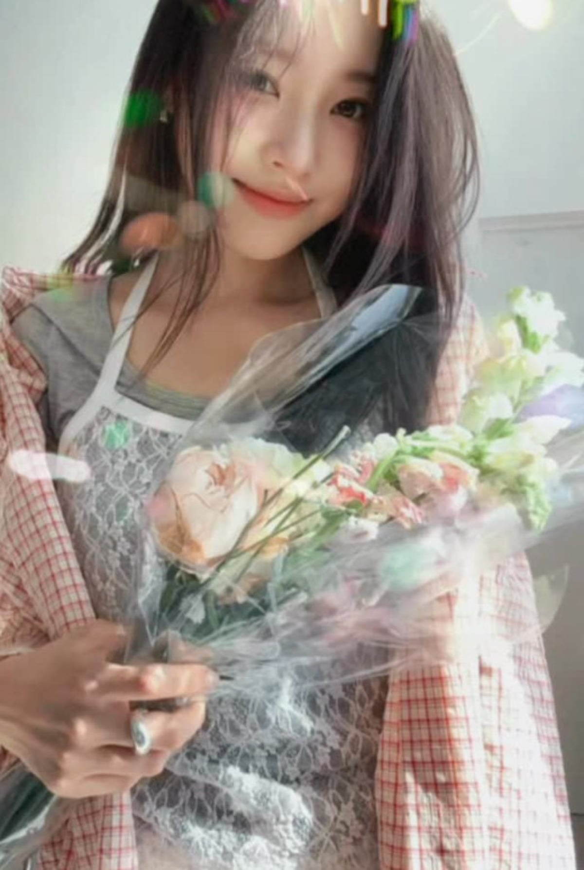 이솔이가 미소를 짓고 있다. / 사진=이솔이 SNS