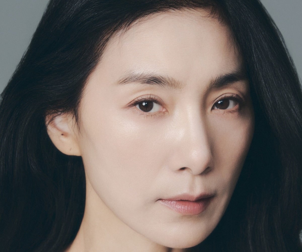 배우 김서형이 새 프로필을 공개하며 변함없는 카리스마를 뽐냈다./사진제공=미스틱액터스
