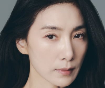 'SKY 캐슬' 쓰앵님이 돌아왔다…김서형, 52세라더니 절제된 카리스마로 시선 압도