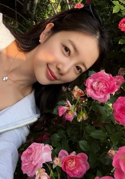 '돌싱 이용대와 열애설' 윤채경, 병원 옷 입고…'빼지 마세요' 문구도 눈길