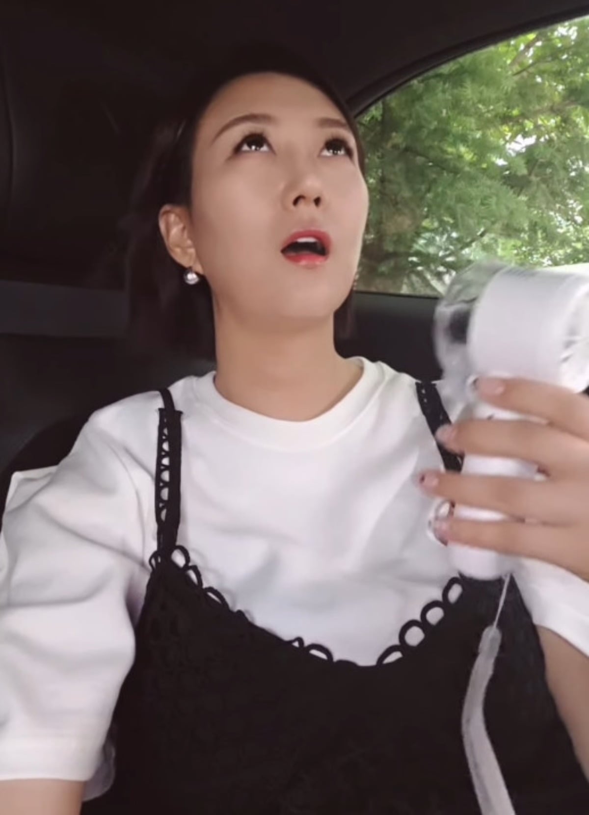 가수 장윤정이 무더위에 지친 듯한 얼굴을 보이고 있다. / 사진=장윤정 SNS