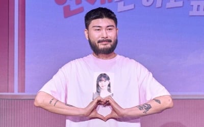 카더가든, 강한나 얼굴 박힌 티셔츠 입고 등장…"존경의 마음으로 직접 제작" ('모솔연애2')