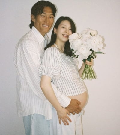 월드컵 때문에 못 지킨 출산…'김진경♥' 김승규, 한 달 만에 첫딸 품에 안았다