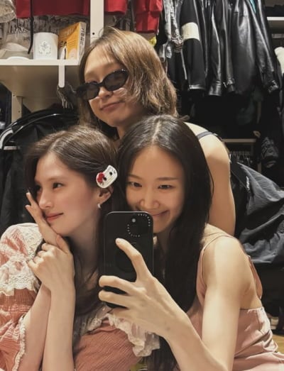 예쁜 애 옆에 예쁜 애…한소희, 걸스나잇 셀카 속 '응팔' 류혜영과 의외의 친분 포착
