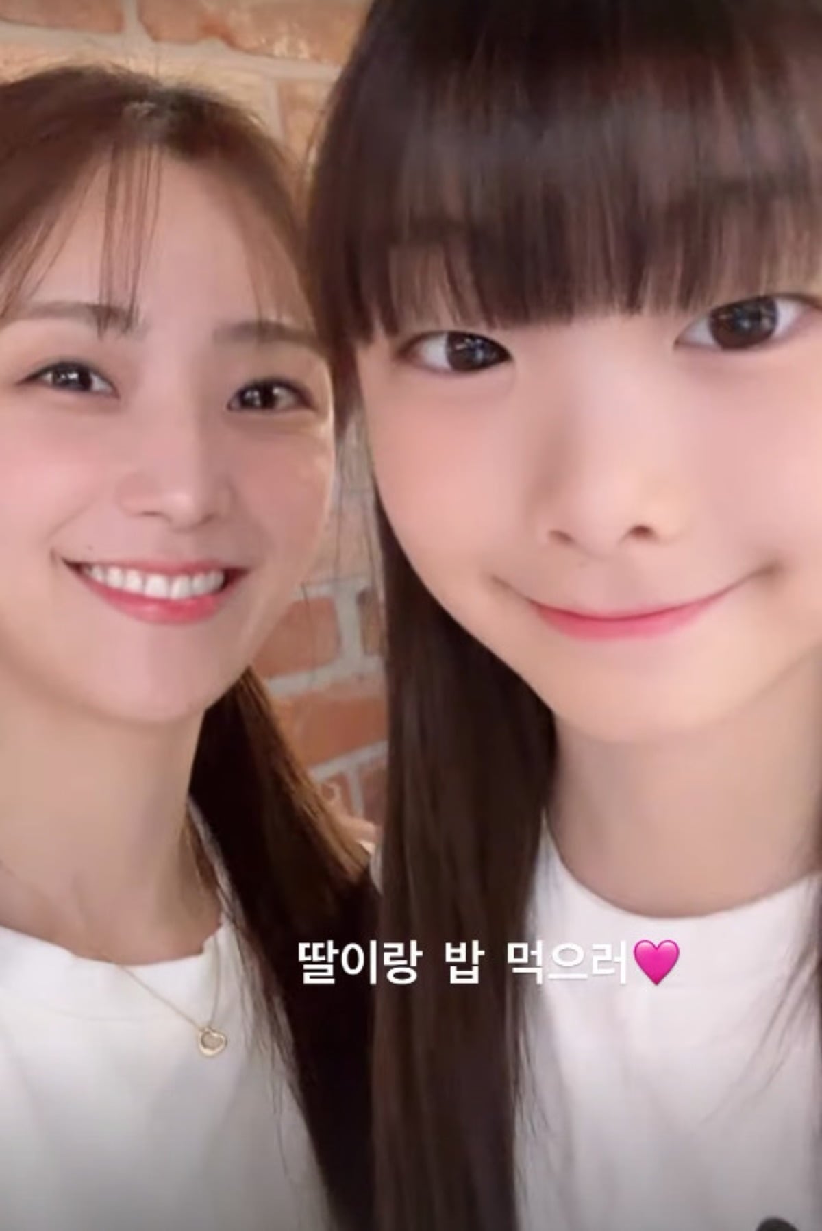 문희준과 소율의 딸 희율 양이 모친과 똑 닮은 외모를 보여주고 있다. / 사진=박소율 SNS