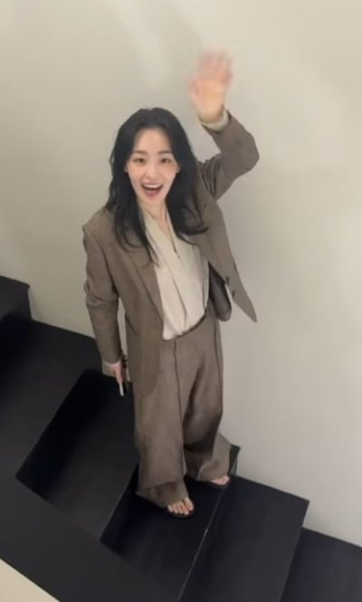 '9kg 감량' 김민하, 무더위 속 두 겹 껴입었는데도 '헐렁'…살 빠지니 인사도 자유로워