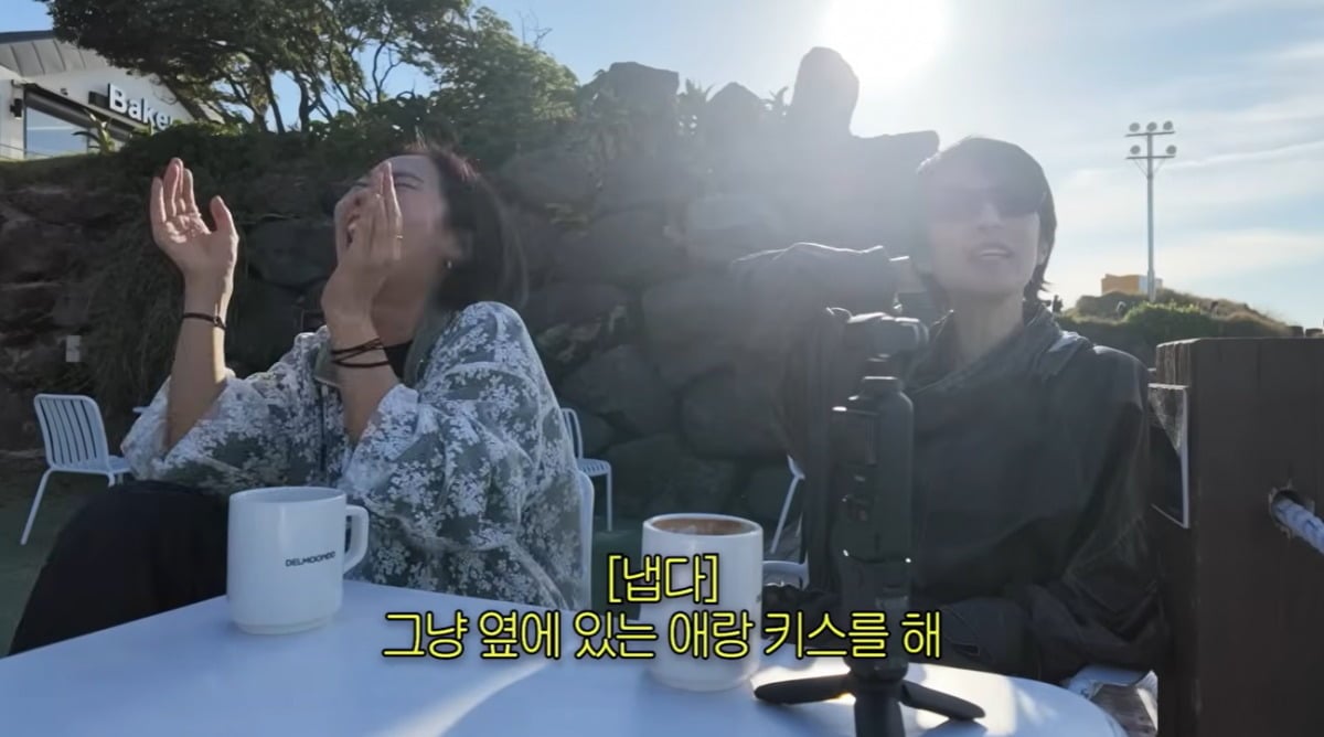 홍진경과 정선희가 과거 뉴욕 타임스퀘어에서 겪은 일화를 밝혔다. / 사진=유튜브 채널 '집 나간 정선희' 영상 캡처