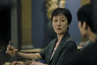 '30살 연하' 최현욱과 베드신…진경, 최민식 아내 역할로 '맨 끝줄 소년' 존재감 각인