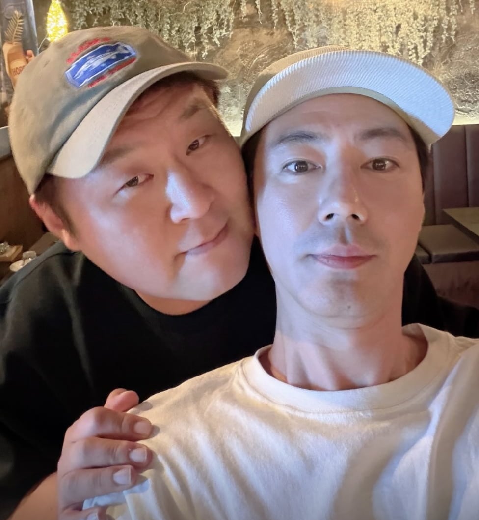 윤경호, 조인성 / 사진 = 조인성 SNS