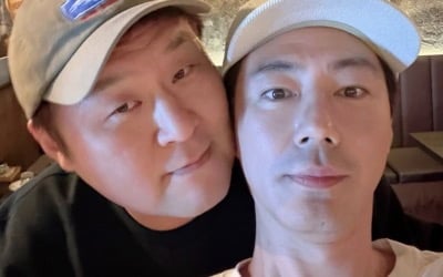 얼굴이 얼마나 작은 거야…조인성, 윤경호와 '원근법 무시' 투샷 속 강제 소두 인증