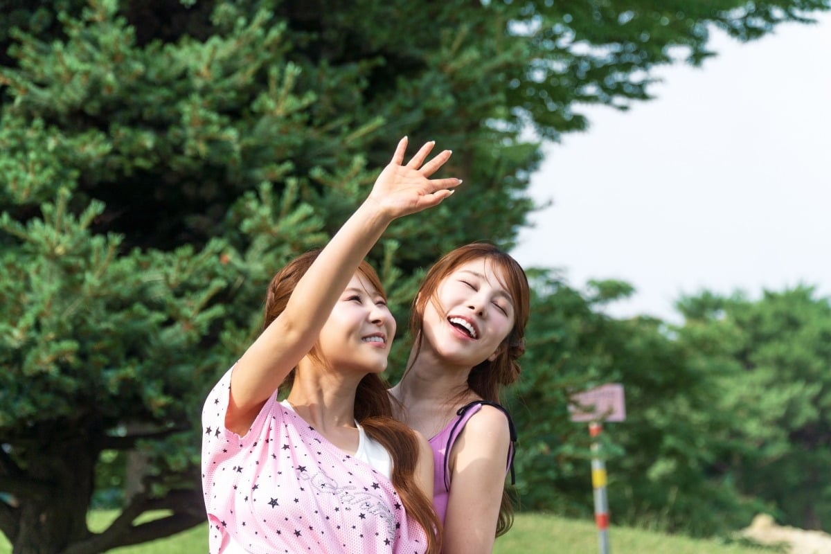 첫 듀엣곡을 발매한 박세미와 김소유가 싱그러운 미소를 보이고 있다. / 사진제공=메타코미디