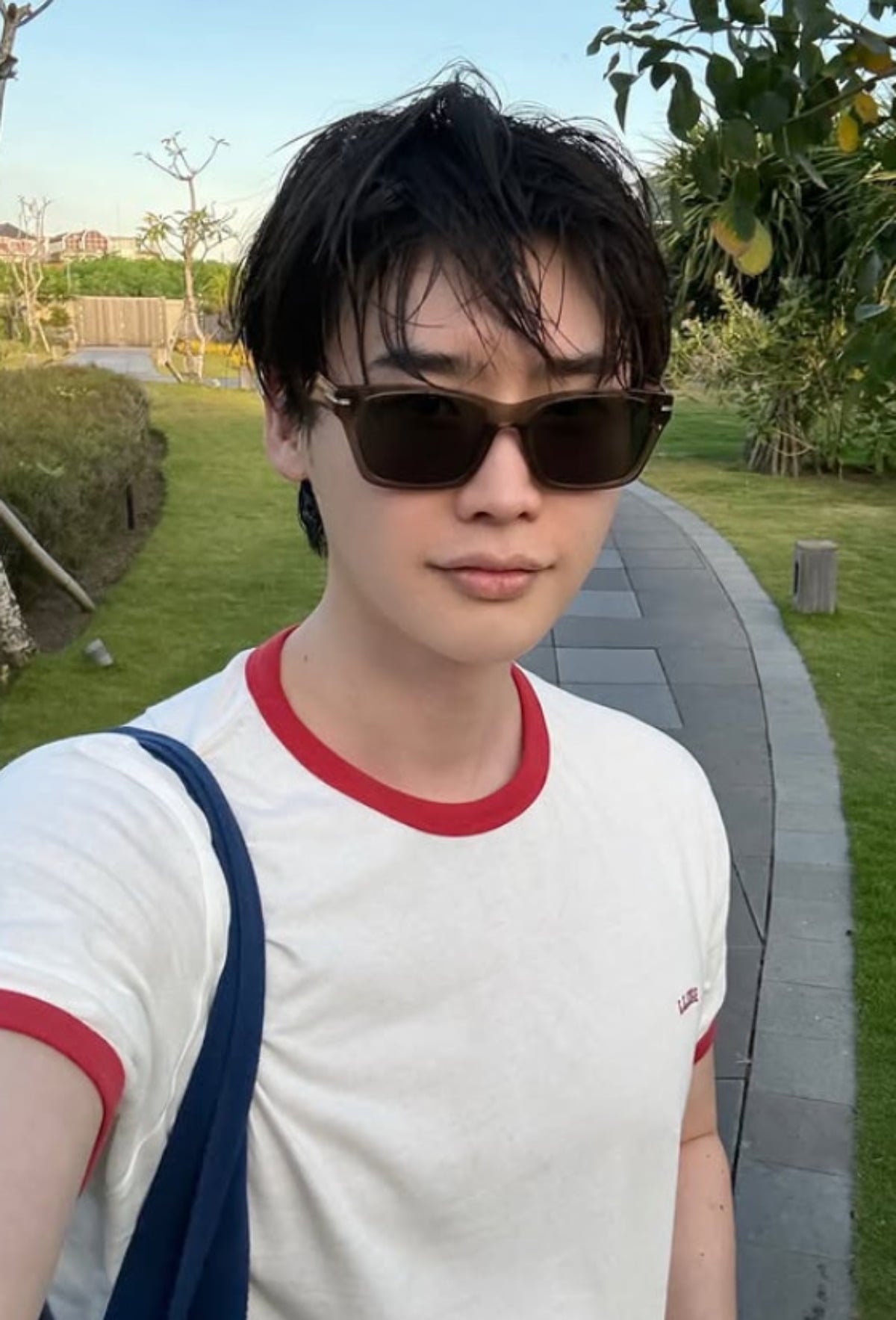 배우 이종석이 물놀이 후 자신의 모습을 카메라에 담고 있다. / 사진=이종석 SNS
