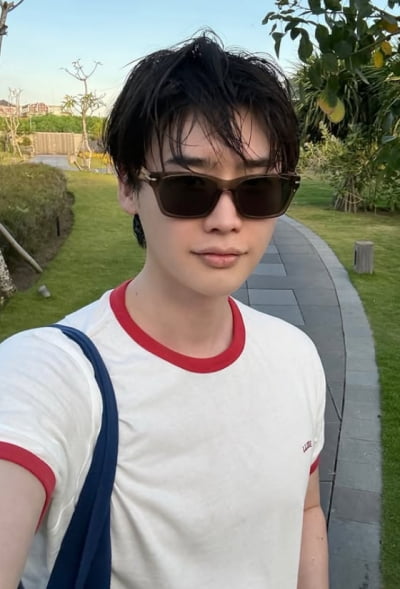 ♥아이유는 사과문 이후 소식 없는데…이종석, 해외서 수영→자유 즐기는 중