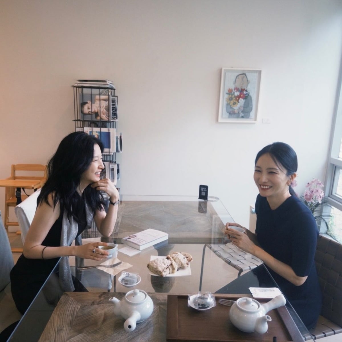 이영애가 조수빈과 담소를 나누고 있다. / 사진=이영애 SNS