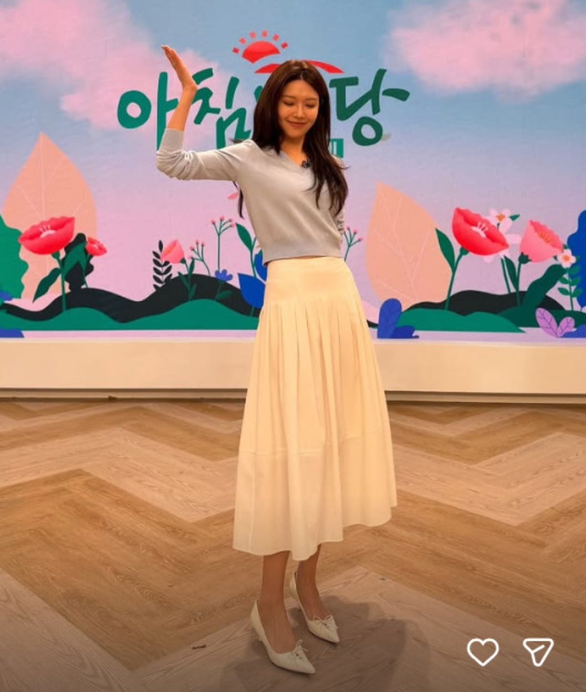 그룹 소녀시대 멤버 수영이 밝은 미소로 녹화장을 방문한 모습. / 사진=수영 SNS