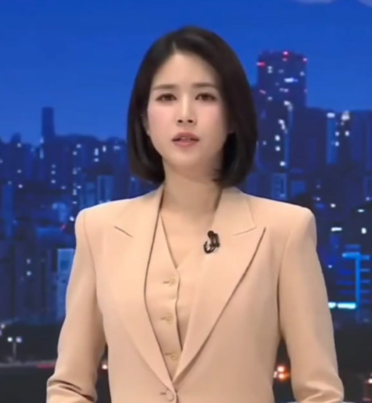 한민용 앵커가 출산휴가 전 뉴스를 진행하고 있다. / 사진=한민용 SNS