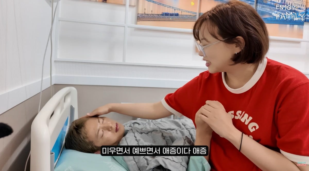 '엔조이커플' 임라라가 수술을 마친 손민수를 간호했다. / 사진=유튜브 채널 '엔조이커플' 영상 캡처