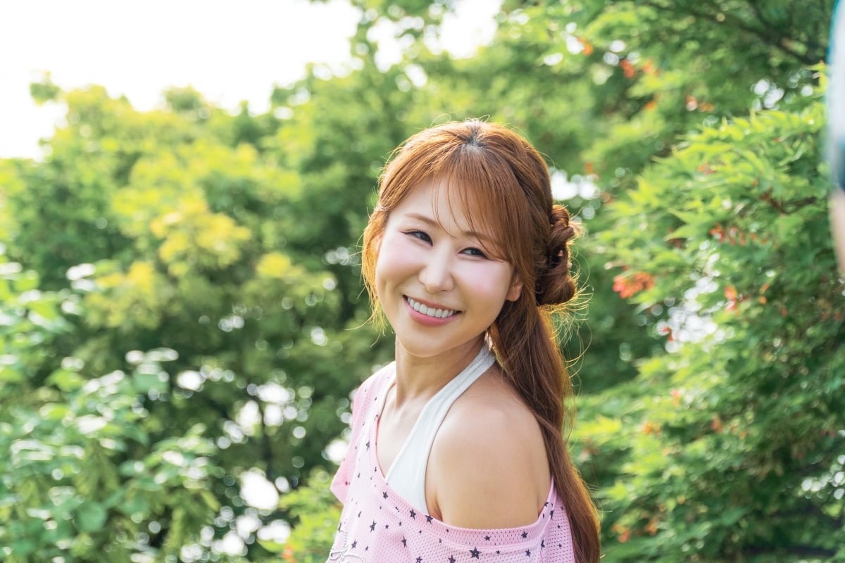 첫 듀엣 음원을 발매하는 코미디언 박세미가 미소를 짓고 있다. / 사진제공=메타코미디