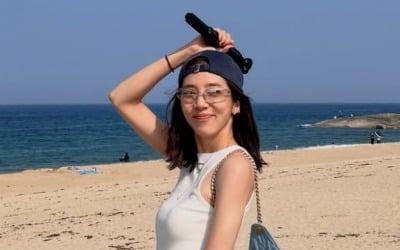 손담비, 속초서 뽐낸 늘씬 몸매…♥이규혁과 투샷에 '활짝'