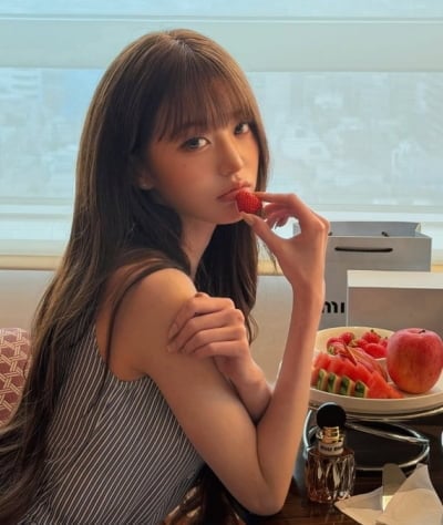 '태도 논란' 장원영, 딸기 먹는 모습도 바꿨다
