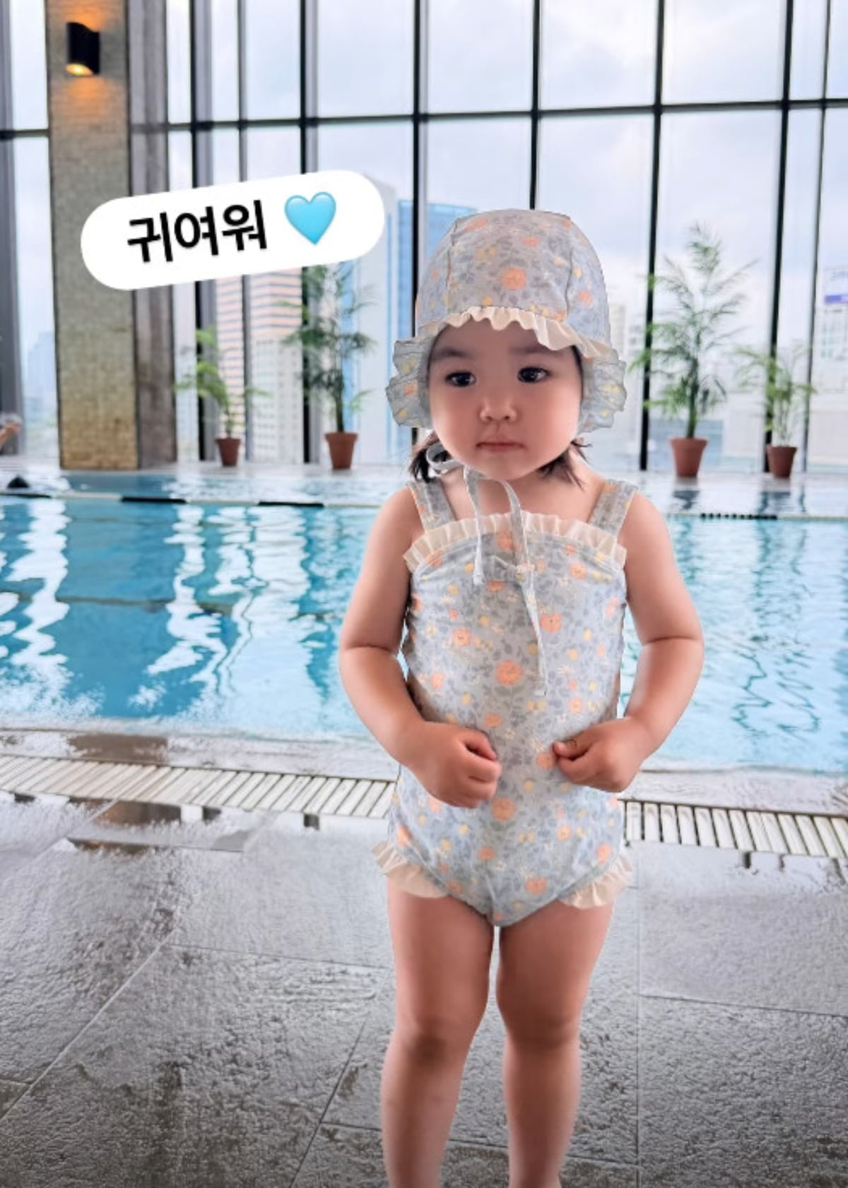 방송인 박수홍과 그의 아내 김다예의 딸이 수영복 자태를 뽐내고 있다. / 사진=김다예 SNS