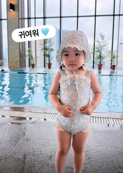 '1살' 김다예 딸, 광고 18개 찍었다더니…아동 수영복도 접수할 기세