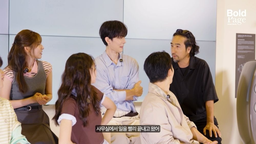 '참교육' 배우들이 함께한 단체 화보 현장에서 홍종찬 감독과 배우 김무열이 깜짝 응원에 나섰다./사진제공=볼드페이지