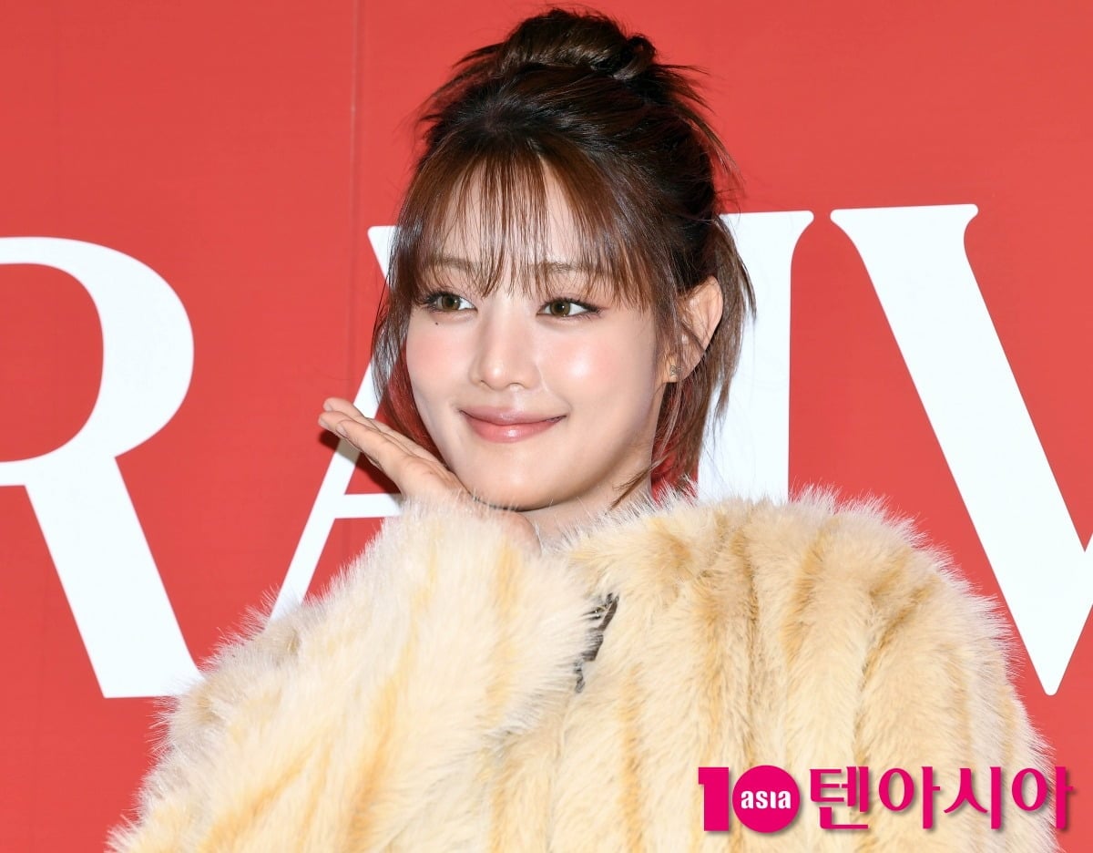 아이들 민니가 공식 행사에 참석해 포즈를 취하고 있다./사진=텐아시아DB