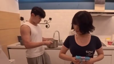 윤후, 민소매 입고 듬직해진 비주얼…'내새연2' 멤버들과 우정 여행