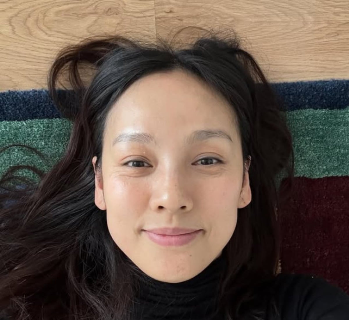 가수 이효리가 카메라를 응시하며 미소를 짓고 있다. / 사진=이효리 요가원 SNS