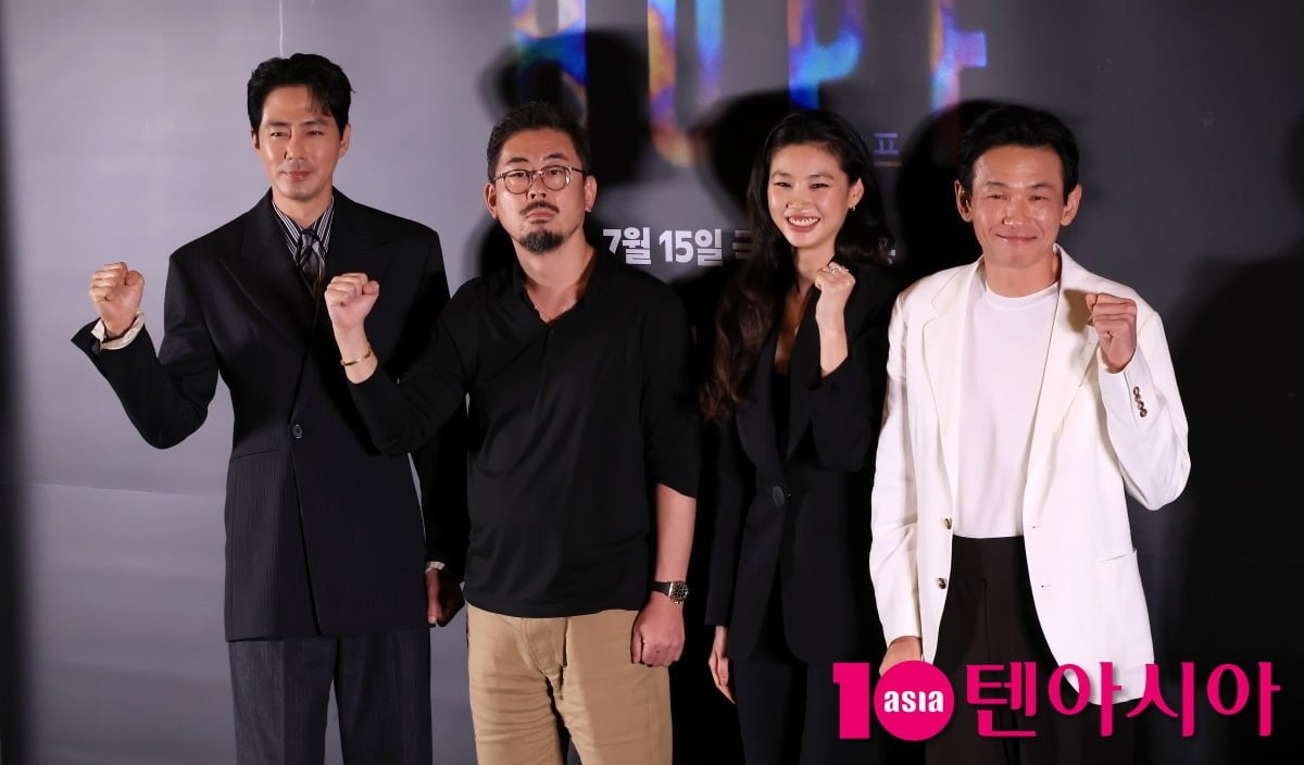 '호프'의 나홍진 감독과 출연진이 포즈를 취하고 있다. / 사진=텐아시아DB