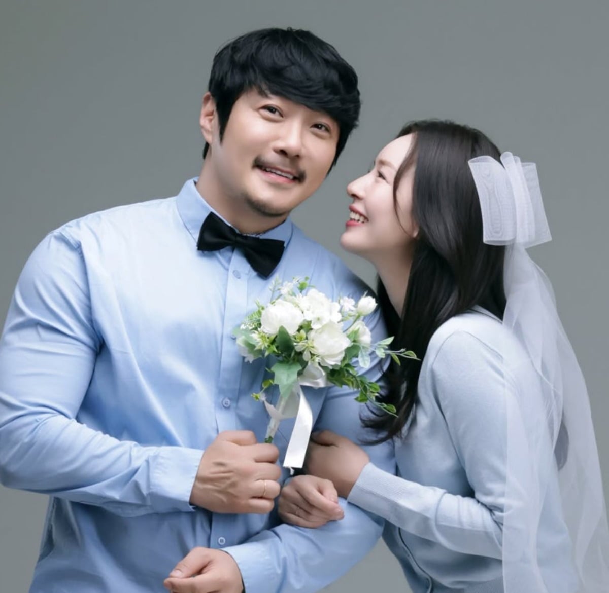 가수 KCM이 아내와 함께 미소를 짓고 있다. / 사진=KCM SNS