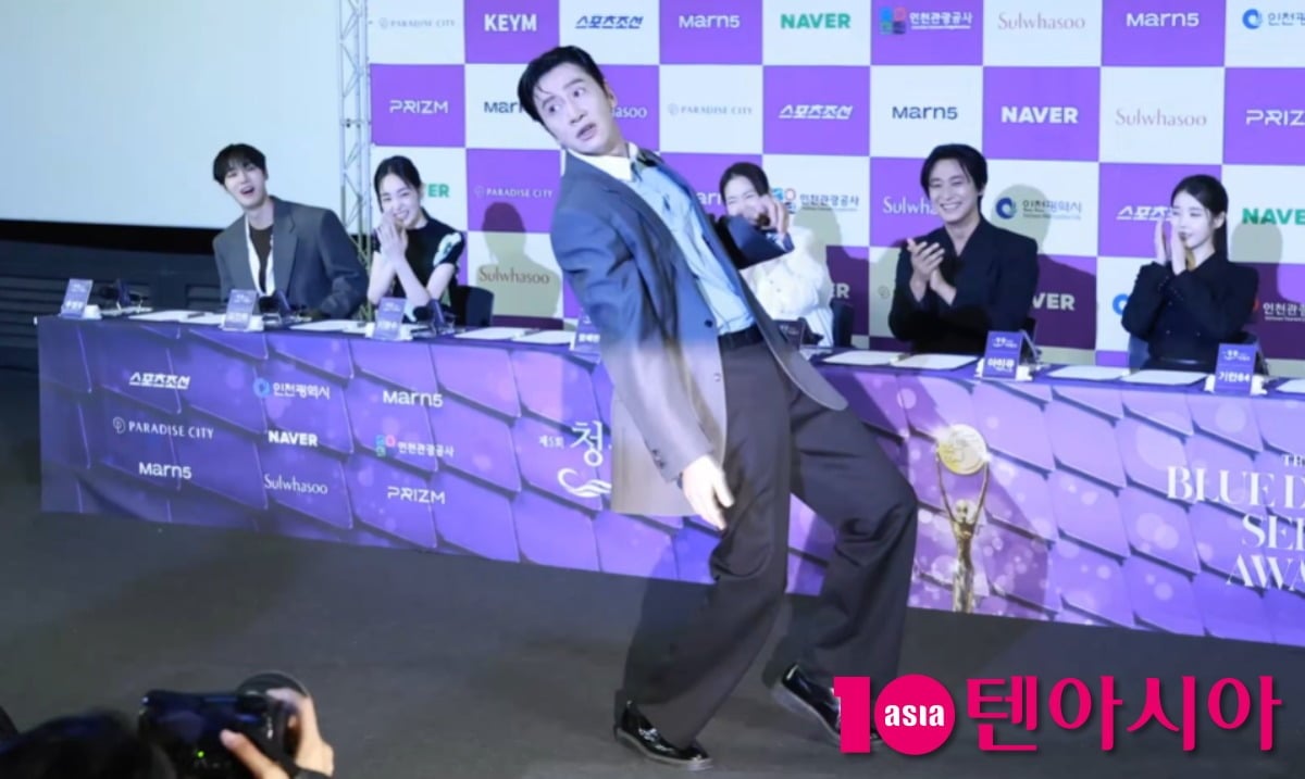 이광수가 제5회 청룡시리즈어워즈 핸드프린팅 행사에서 허리를 꺾는 포즈를 선보였다. / 사진=텐아시아DB