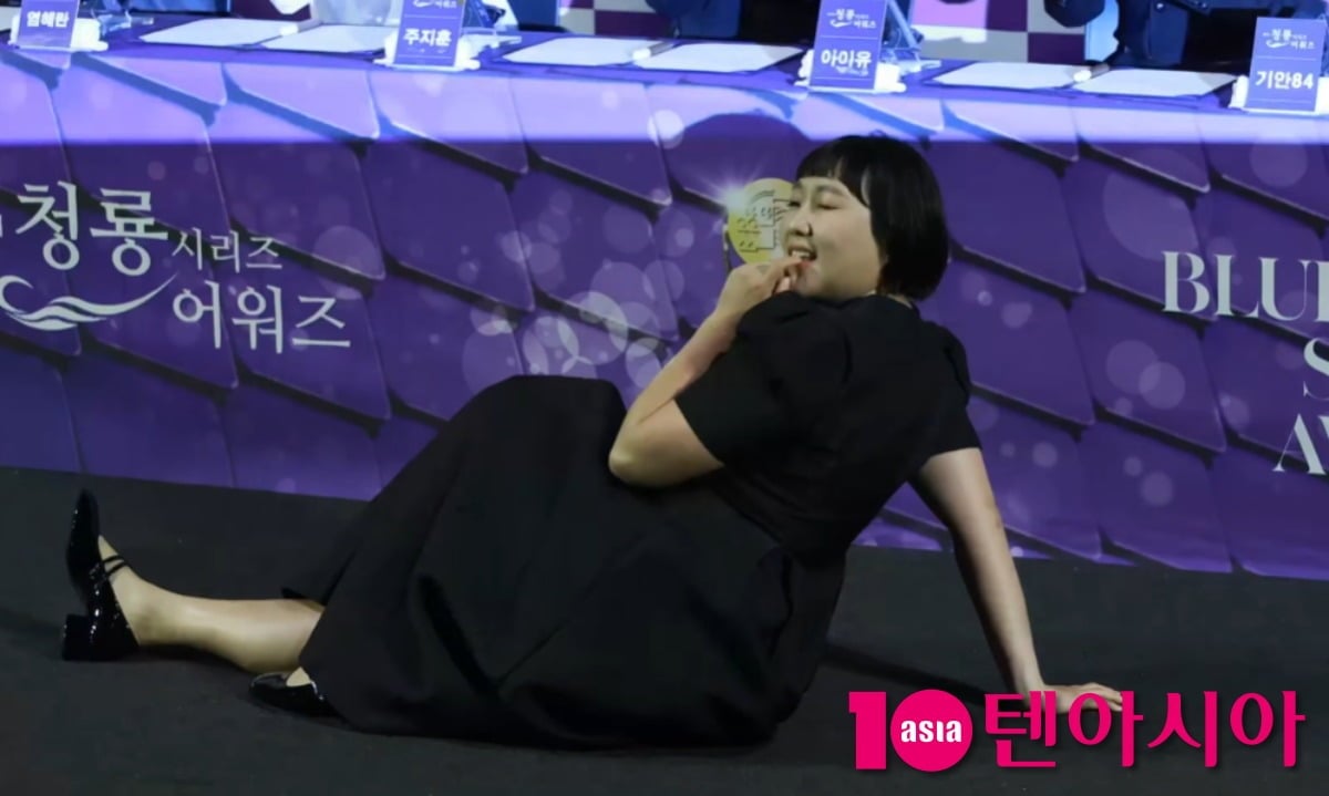 이수지가 제5회 청룡시리즈어워즈 핸드프린팅 행사에서 코믹한 포즈로 웃음을 선사했다. / 사진=텐아시아DB