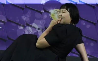 [종합] 이광수는 허리 꺾고, 이수지는 유혹하고…포즈 대결 펼쳐진 '청룡 핸드프린팅'